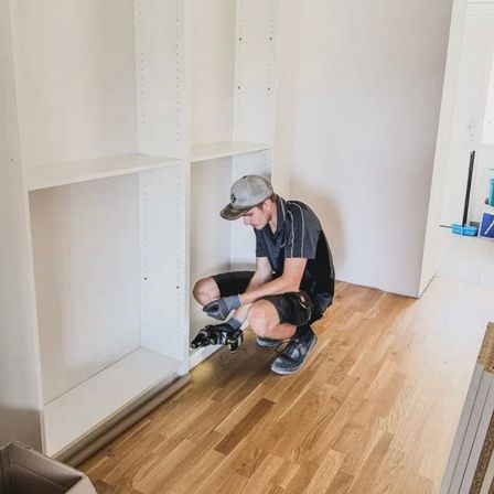 Bild enthält, Boy, Male, Person, Teen, Floor, Home Renovation Work