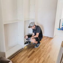 Bild enthält, Boy, Male, Person, Teen, Floor, Home Renovation Work
