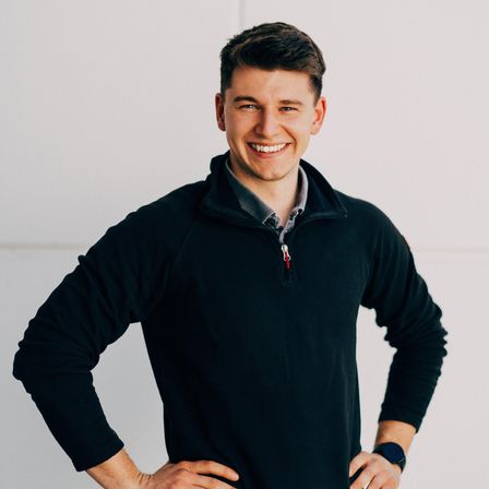 Bild enthält, Sweater, Sweatshirt, Fleece, Adult, Male, Man, Person, Head, Face, Smile