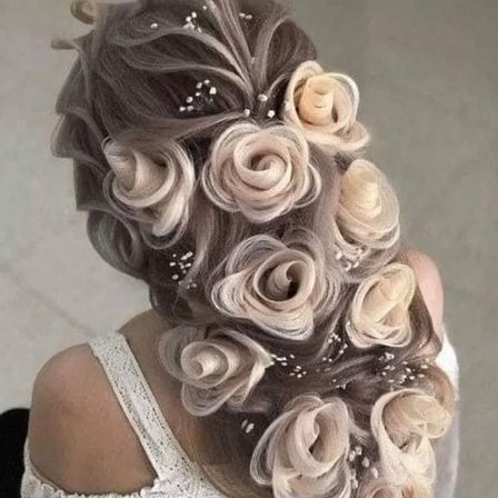 Die Rückseite einer Frau mit lockigem Haar, geschmückt mit mehreren weißen rosenförmigen Haarschmuck.