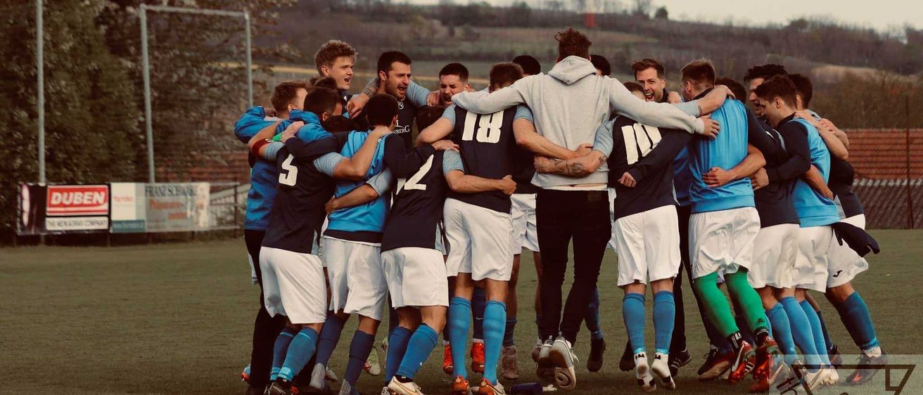 Bild enthält, People, Person, Crowd, Huddle, Team, Shorts, Adult, Male, Man, Teen