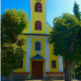 Bild enthält, Bell Tower, Building, Tower, Clock Tower, Monastery, Bench, Furniture, Plant, Tree, Gothic Arch