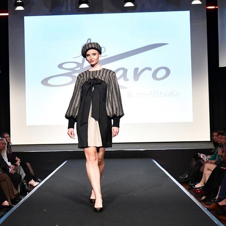 Bild enthält, Fashion, Adult, Female, Person, Woman, People, Clothing, Coat, Face, Runway