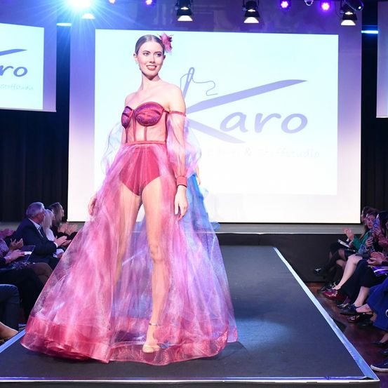 Bild enthält, Fashion, Dress, Person, Formal Wear, Adult, Male, Man, Face, Gown, Runway