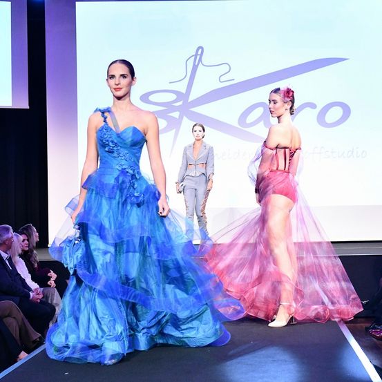 Bild enthält, Dress, Fashion, Formal Wear, Evening Dress, Gown, Adult, Female, Person, Woman, Man