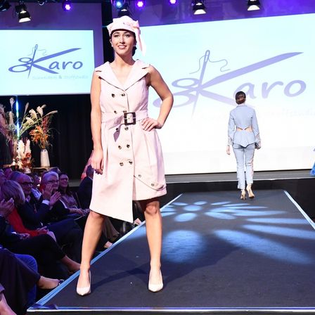 Bild enthält, Fashion, Clothing, Coat, Adult, Male, Man, Person, Face, Glasses, Shoe