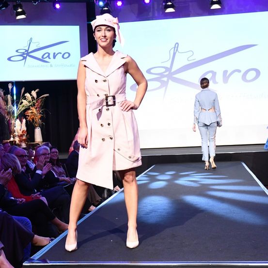 Bild enthält, Fashion, Clothing, Coat, Adult, Male, Man, Person, Face, Glasses, Shoe