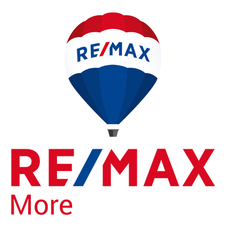 Das RE/MAX Logo mit einem Heißluftballon in Rot, Weiß und Blau ist auf schwarzem Hintergrund dargestellt. Darunter steht das Wort RE/MAX in Rot geschrieben.