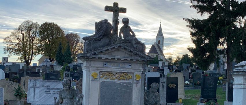 Bild enthält, Tomb, Graveyard, Outdoors, Gravestone, Adult, Bride, Female, Person, Woman, Cross