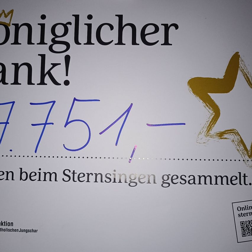 Ein weißer Plakat zeigt einen goldenen Stern und die Nummer 7751. Es steht 'Ungleicher Dank!' und 'Gesammelt beim Sternsingen.' Darunter befindet sich ein QR-Code.