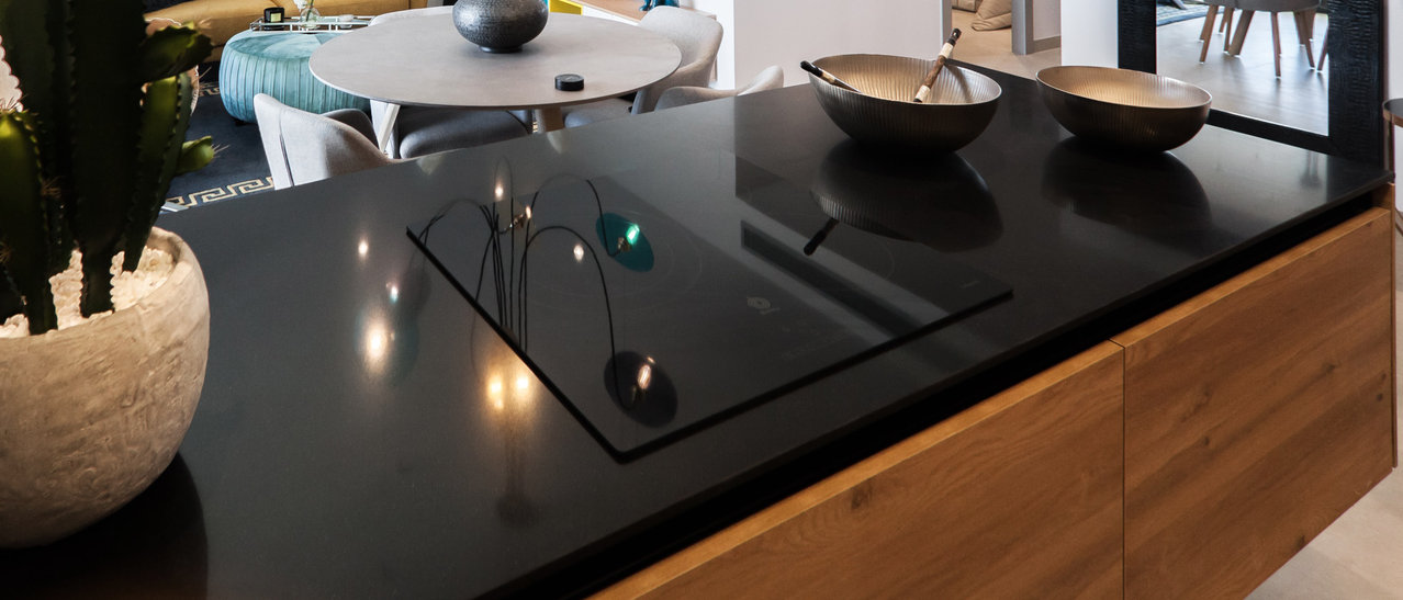 Bild enthält, Furniture, Table, Tabletop, Plant, Indoors, Interior Design, Chair, Kitchen