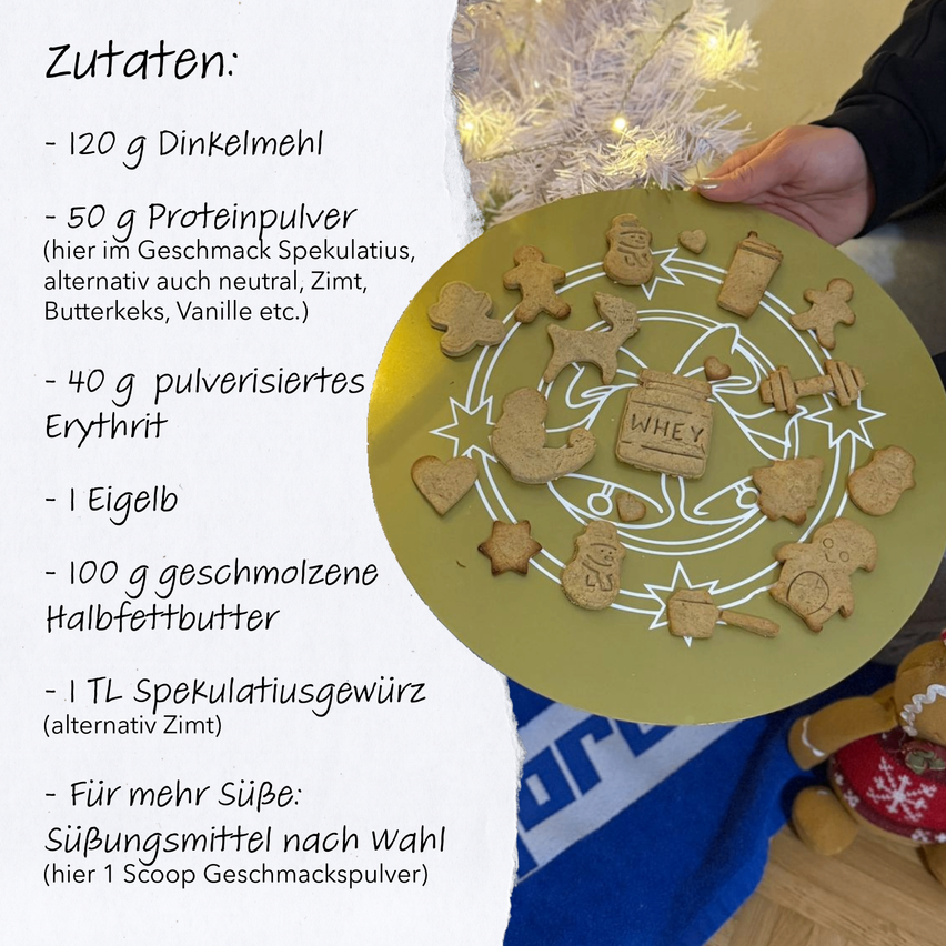 Eine Person hält einen Teller mit Lebkuchen, auf dem Zutaten wie Dinkelmeh, Proteinpulver, Erythrit und mehr stehen. Ein Weihnachtsbaum ist im Hintergrund.