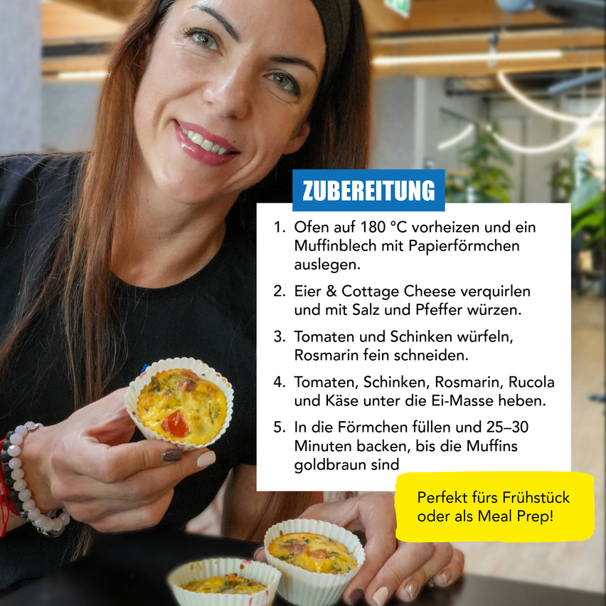 Eine lächelnde Frau hält einen Muffin in den Händen. Das Bild enthält ein Rezept für Muffins, mit aufgelisteten Schritten und Zutaten. Der Text ist auf Deutsch.