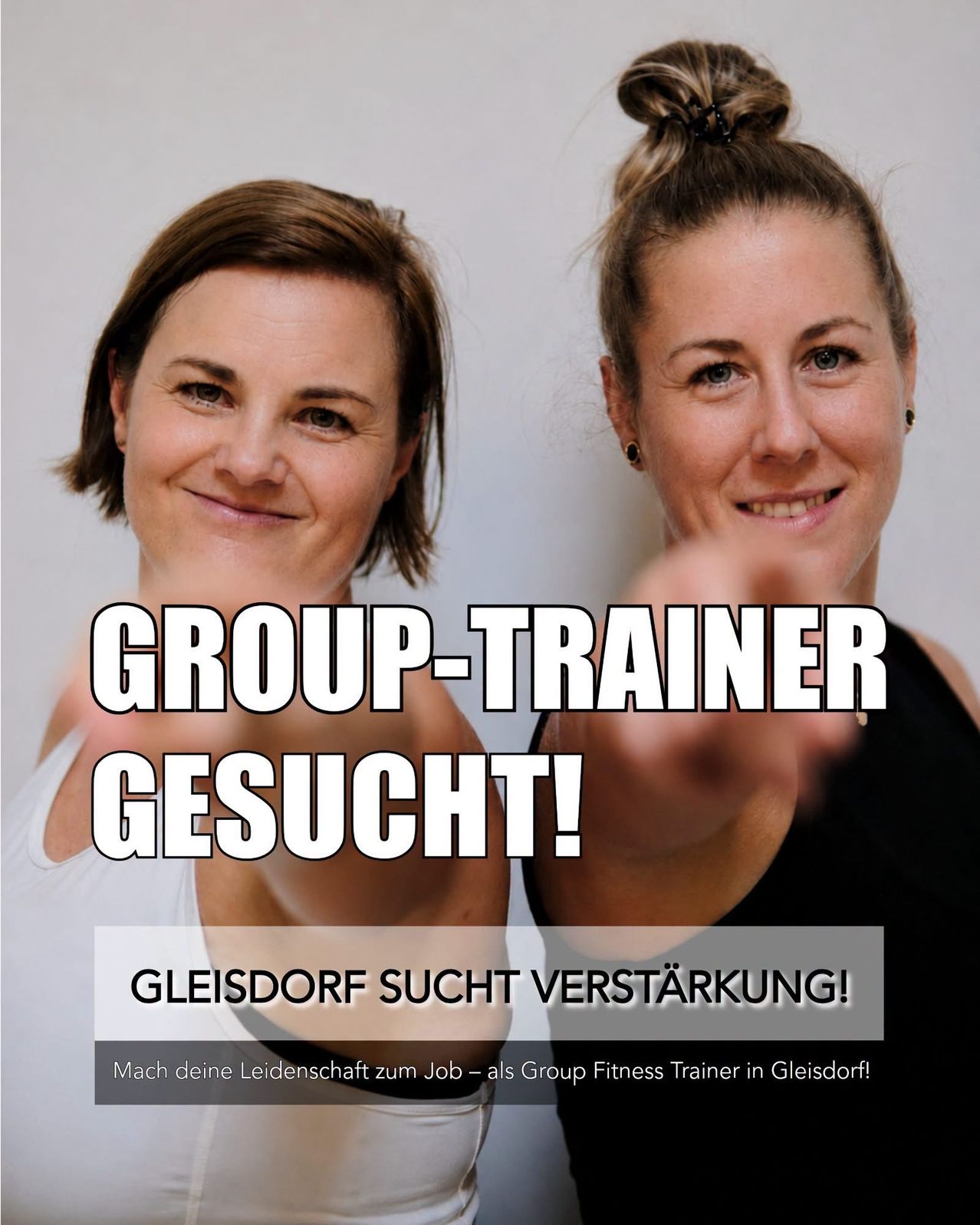 Zwei Frauen lächeln und schauen in die Kamera, beide tragen Tanktops. Überlagerungstext lautet 'GROUP-TRAINER GESUCHT!' und 'GLEISD0RF SUCHT VERSTÄRKUNG!' mit einem Handlungsaufruf.