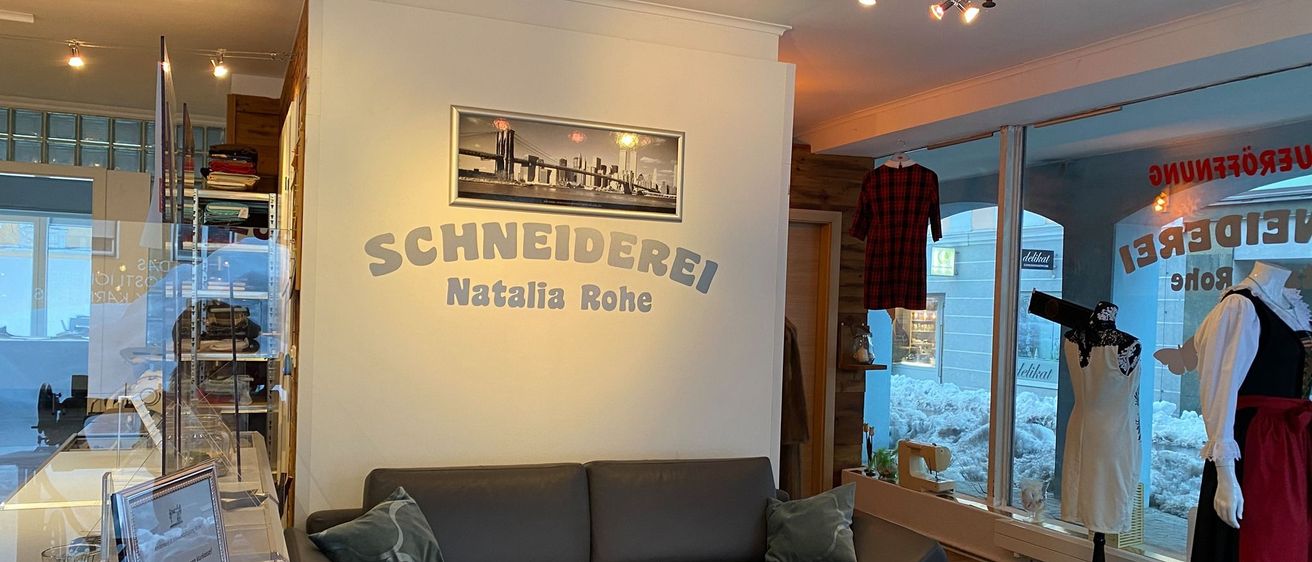 Bild enthält, Couch, Furniture, Adult, Female, Person, Woman, Indoors, Interior Design, Lighting, Shop