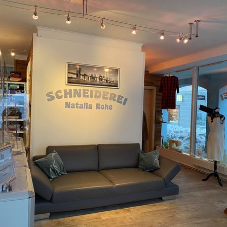 Bild enthält, Couch, Furniture, Adult, Female, Person, Woman, Indoors, Interior Design, Lighting, Shop