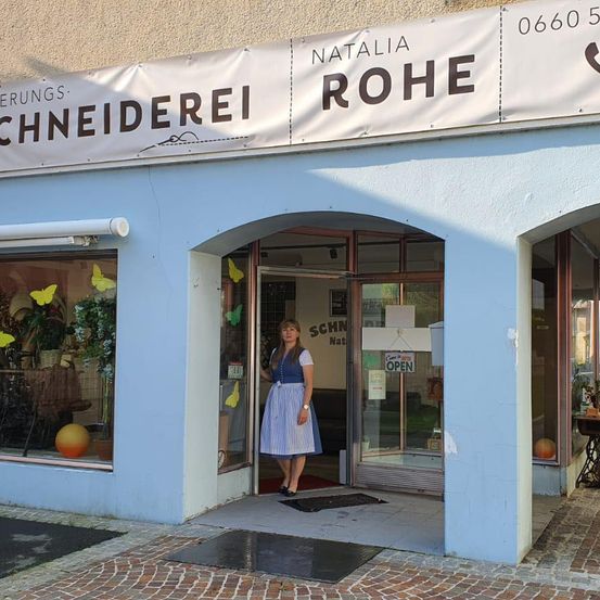 Bild enthält, Shop, Person, Urban, Architecture, Building, City