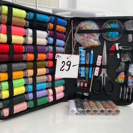 Bild enthält, Sewing