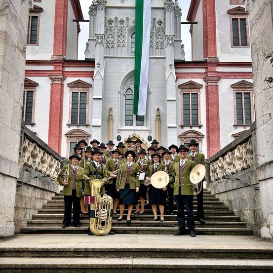 Bild enthält, People, Person, Group Performance, Adult, Male, Man, Shoe, Music Band, Musical Instrument, Tuba