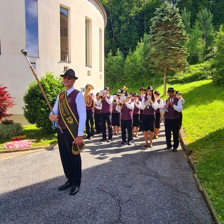Bild enthält, People, Person, Tree, Photography, Portrait, Grass, Villa, Walking, Vegetation, Sword