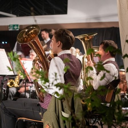Bild enthält, Group Performance, Music Band, Musical Instrument, Person, Horn, Tuba, Adult, Male, Man, Flugelhorn