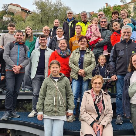 Bild enthält, Pants, People, Person, Groupshot, Jeans, Coat, Jacket, Adult, Female, Woman