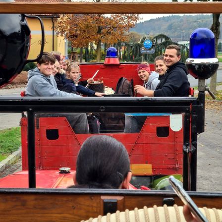 Bild enthält, Person, Photography, Portrait, Adult, Male, Man, Child, Female, Girl, Outdoors