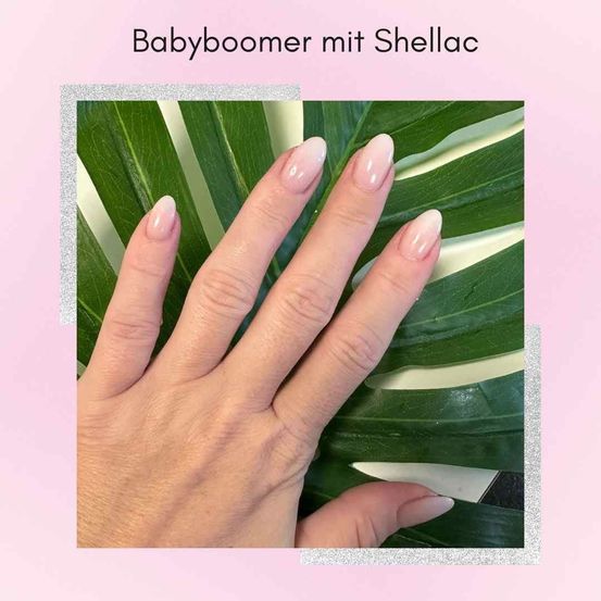 Eine Hand mit gepflegten Nägeln auf einem grünen Blatt, betitelt 'Babyboomer mit Shellac'.