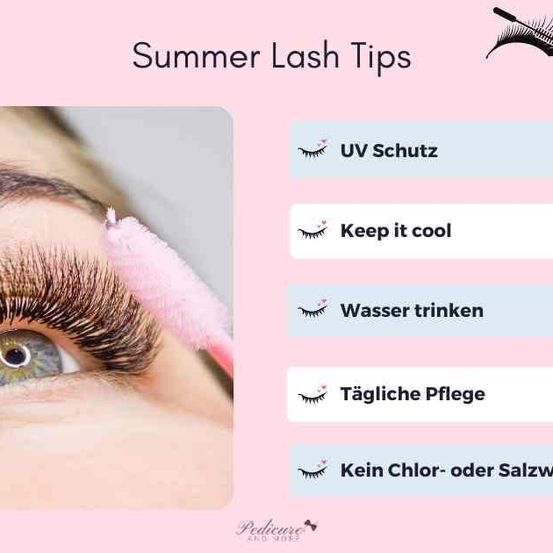 Das Bild zeigt Tipps zur Wimpernpflege im Sommer, einschließlich UV-Schutz, Kühlung der Wimpern, Trinken von Wasser, tägliche Pflege und Vermeidung von Chlor- oder Salzwasser.