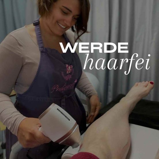 Eine Frau führt eine Haarentfernung an einem Bein einer Person mit einem Haarentfernungsgerät durch. Sie trägt eine Schürze mit der Aufschrift 'Pedie'. Der Text 'WERDE haarfei' ist überlagert.