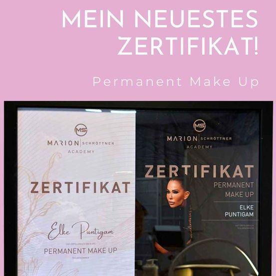 Ein Zertifikatrahmen mit zwei Zertifikaten darin. Der Rahmen steht 'Mein Neuestes Zertifikat!' Die Zertifikate sind für Permanent Make-up von der Marion Schrotttner Academy.