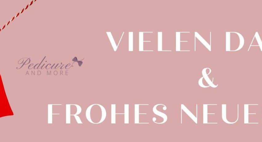 Ein rosa Hintergrund mit weißem Text. Es steht 'VIEL DAN & FROHE NEUES'. Links befindet sich ein Logo mit dem Text 'more' und einer Schmetterling.