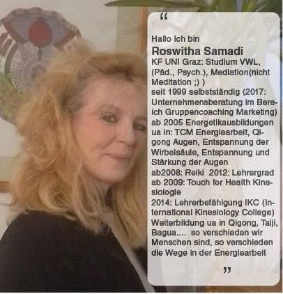 Eine lächelnde Frau mit blonden Haaren und einem schwarzen Oberteil. Der Text beschreibt Roswitha Samadi, eine Meditationspraktikerin und Energiecoach.