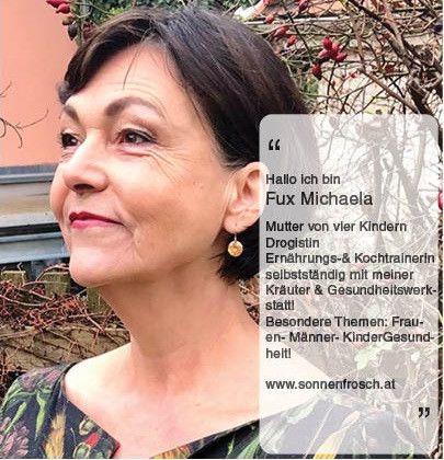 Eine Frau mit kurzen Haaren lächelt und schaut direkt in die Kamera. Der Text auf dem Bild sagt, dass sie Ärztin und Mutter vieler Kinder ist. Sie arbeitet als Familien- und Gesundheitscoach. Ihre Website ist www.sonnenfrusch.at.