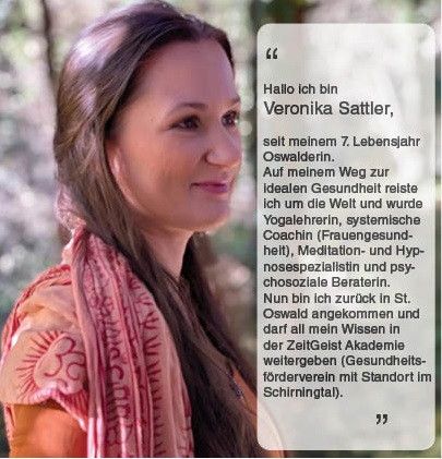 Eine Frau posiert im Freien und lächelt für ein Foto. Ein Zitatblase lautet: Hallo, ich bin Veronika Sattler, verbrachte meine 7 Schuljahre auf meinem idealen Weg. Für meine Gesundheit habe ich Yoga, Meditation und Hypnose gemacht. Ich unterrichte nun mein gesamtes Wissen an der Zeitgeist Akademie mit Schwerpunkt Gesundheit (Schinning).