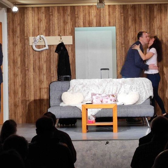 Bild enthält, Indoors, Interior Design, Adult, Male, Man, Person, Coat, Female, Woman, Couch