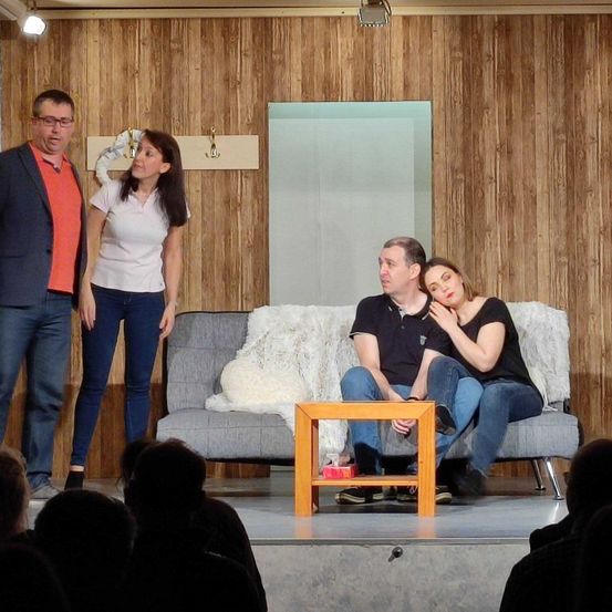 Bild enthält, Interior Design, Pants, Couch, Living Room, Blazer, Adult, Female, Person, Woman, Jeans