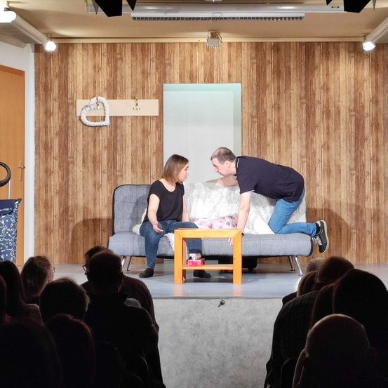 Bild enthält, Indoors, Interior Design, People, Person, Adult, Female, Woman, Crowd, Male, Man