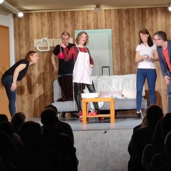 Bild enthält, Interior Design, People, Person, Adult, Female, Woman, Pants, Living Room, Male, Man