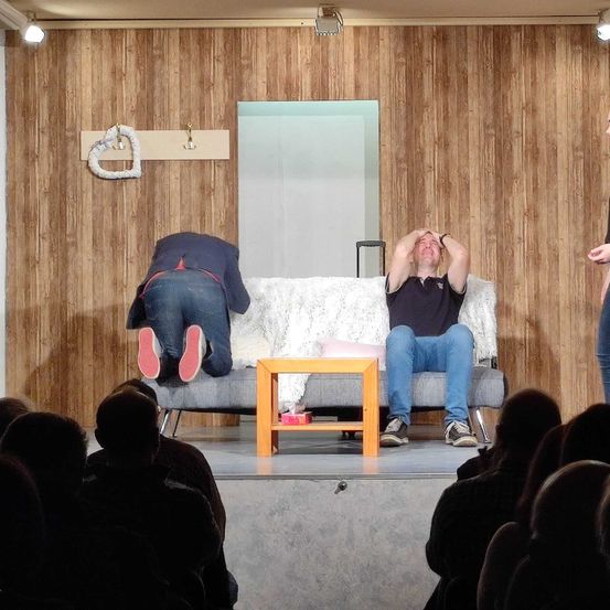 Bild enthält, Indoors, Interior Design, Adult, Female, Person, Woman, Jeans, Male, Man, Shoe