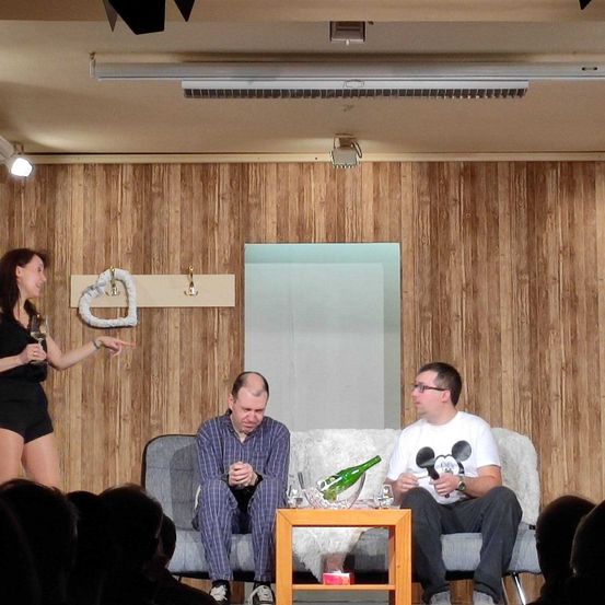 Bild enthält, Indoors, Interior Design, Adult, Male, Man, Person, Female, Woman, People, Face