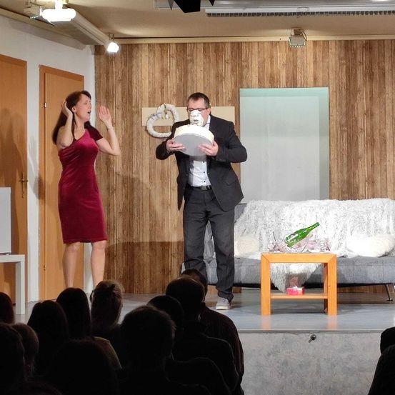 Bild enthält, Adult, Female, Person, Woman, Crowd, Male, Man, People, Audience, Interior Design