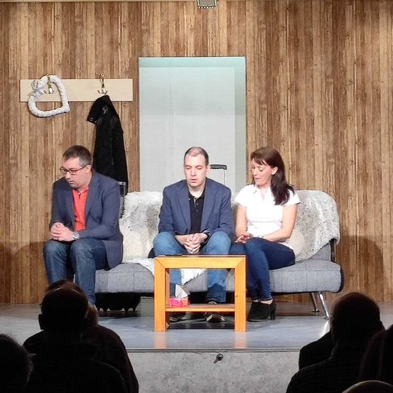 Bild enthält, Indoors, Interior Design, Adult, Male, Man, Person, Female, Girl, Teen, Conversation