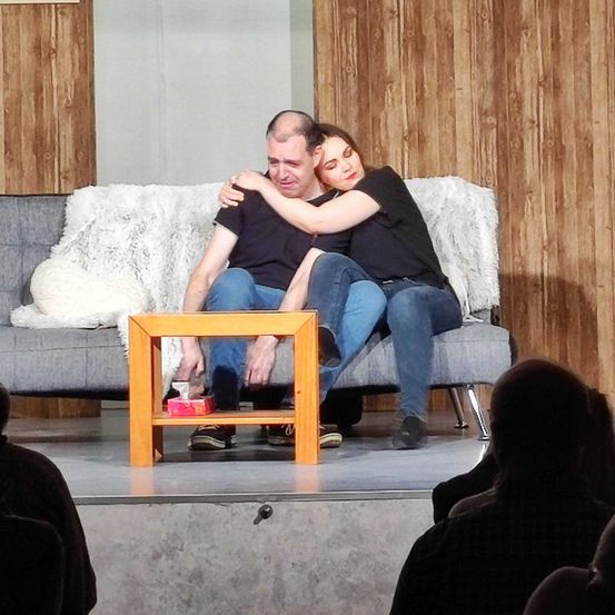 Bild enthält, Couch, Pants, Person, Photography, Portrait, Living Room, Interior Design, People, Jeans, Woman