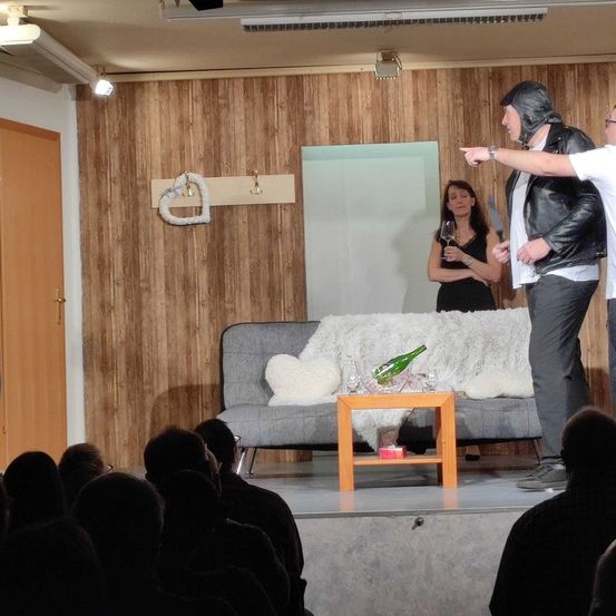 Bild enthält, People, Person, Interior Design, Adult, Male, Man, Crowd, Female, Woman, Living Room