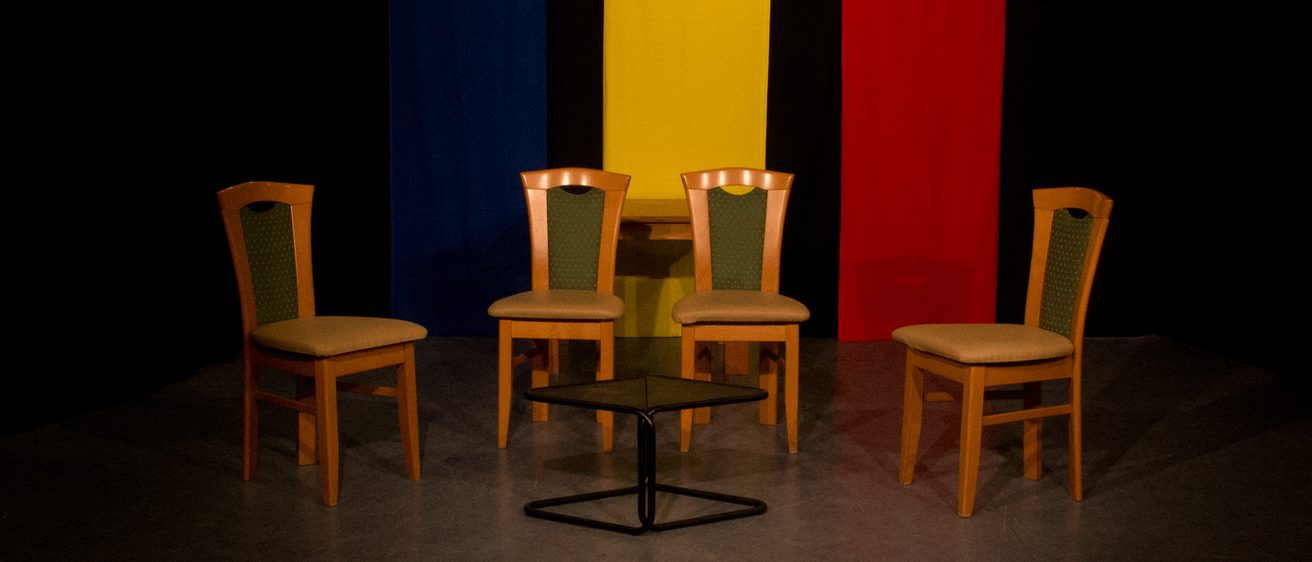 Bild enthält, Floor, Flooring, Chair, Furniture, Wood, Dining Table, Table, Plywood, Dining Room, Hardwood