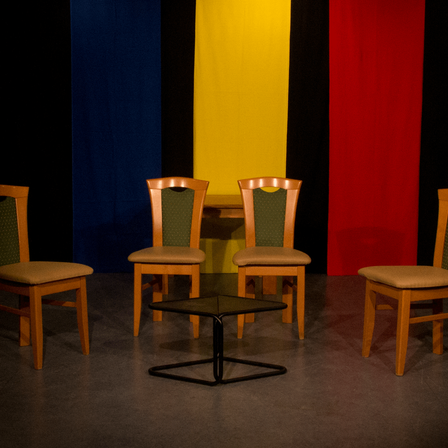 Bild enthält, Floor, Flooring, Chair, Furniture, Wood, Dining Table, Table, Plywood, Dining Room, Hardwood