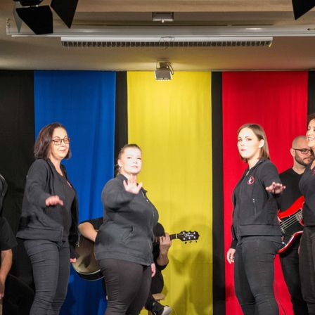 Bild enthält, Adult, Female, Person, Woman, Male, Man, Glasses, Guitar, Shoe, Bracelet