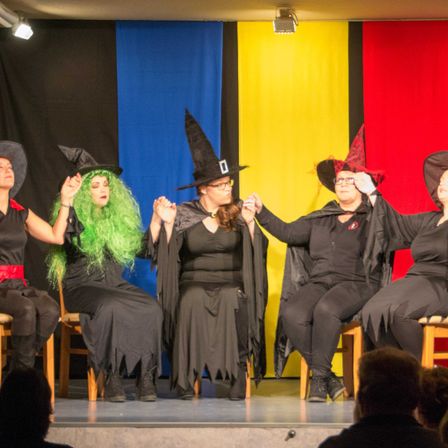 Bild enthält, Stage, Adult, Female, Person, Woman, Boy, Child, Male, Shoe, Hat