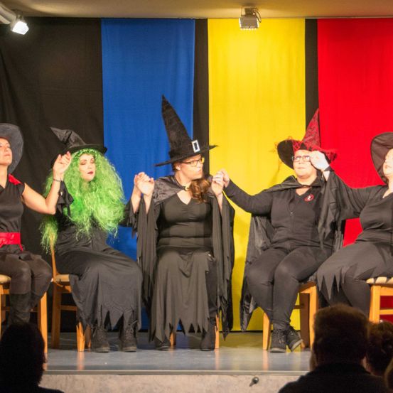 Bild enthält, Stage, Adult, Female, Person, Woman, Boy, Child, Male, Shoe, Hat